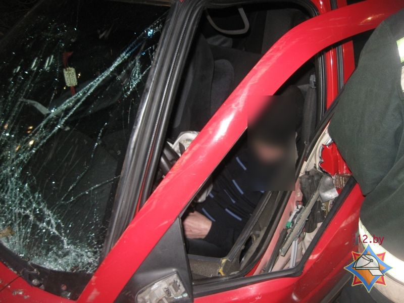 В Березовском районе спасли водителя автомобиля, столкнувшегося с деревом