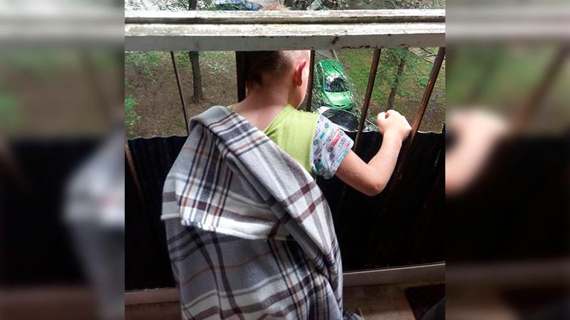 В Минске маленький ребенок застрял в перилах балкона: помогали спасатели