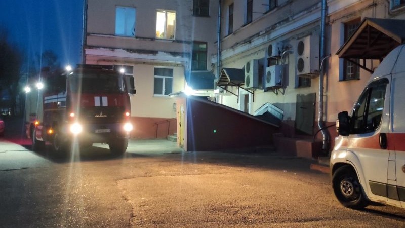 Работники МЧС спасли мать с сыном на пожаре в Орше  