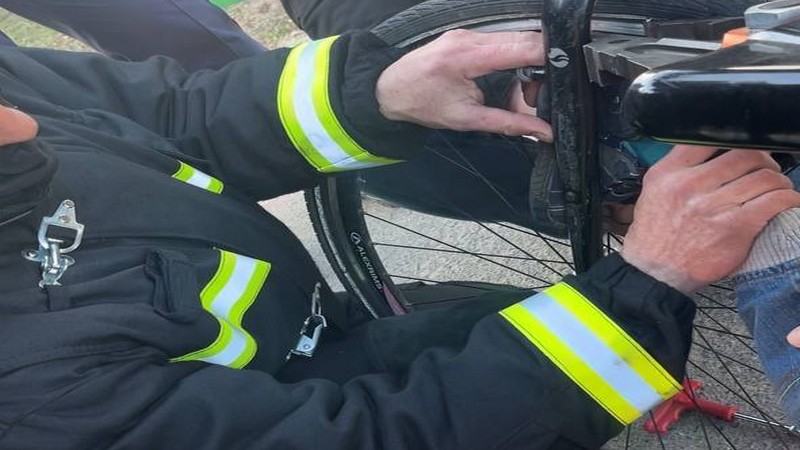  В Славгороде спасатели пришли на помощь ребенку, нога которого застряла в велосипедной раме
