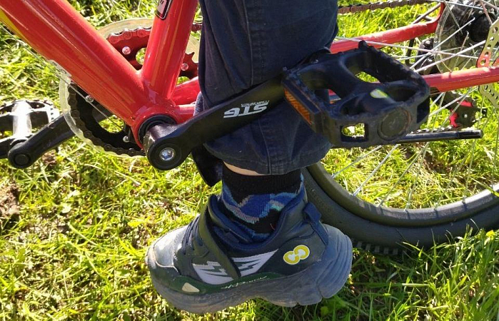 В Горках нога ребенка застряла в велосипедной раме: помогли спасатели.