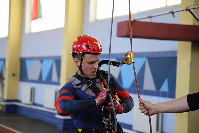 Лучшего спасателя-высотника МЧС определяют в Минске  