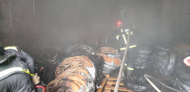 Возгорание в цеху на производстве ликвидировали столичные спасатели 