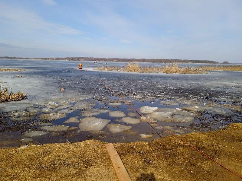 Два рыбака провалились под лед  на озере Освея: на берег их доставили спасатели 
