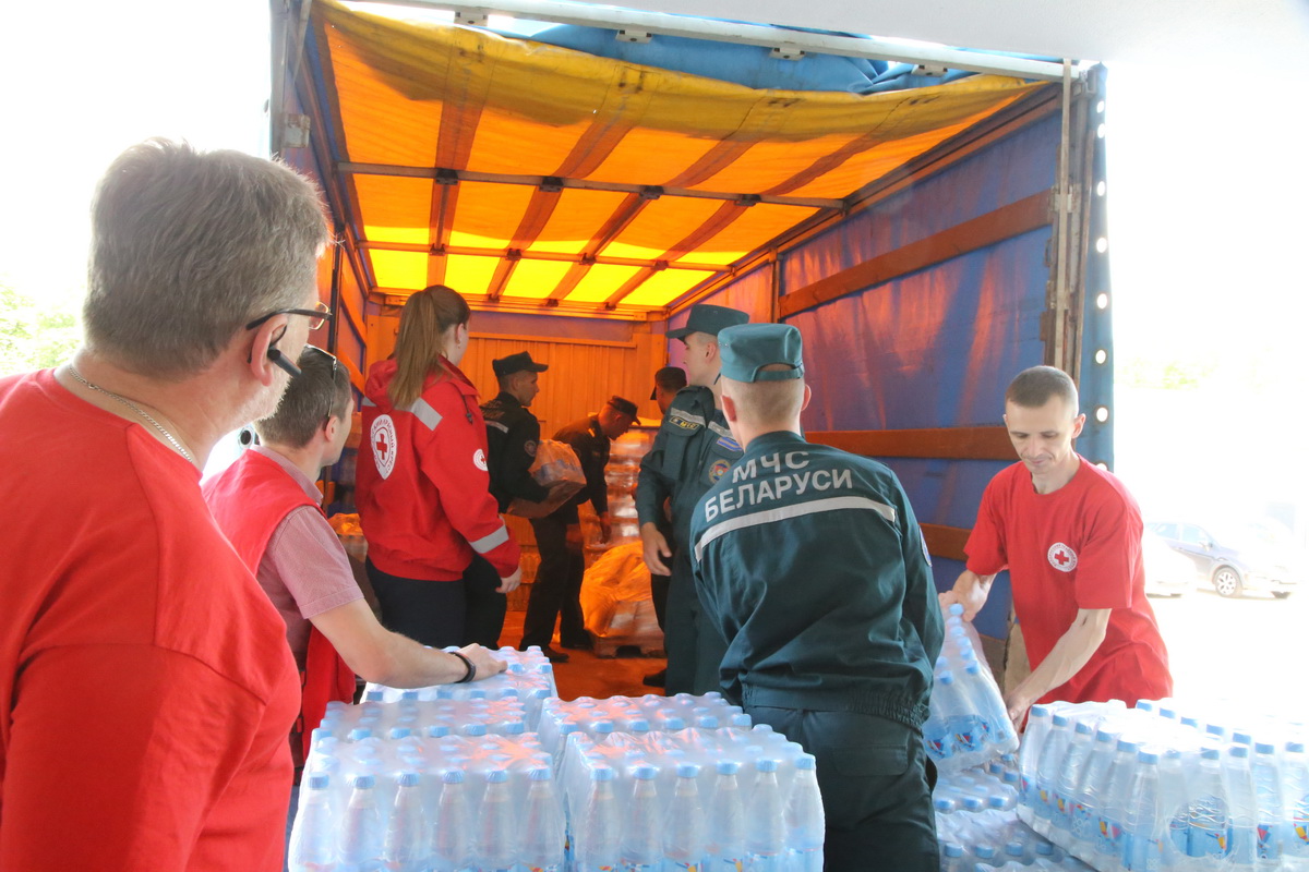 Спасатели продолжают оказывать помощь жителям Московского и Фрунзенского районов столицы