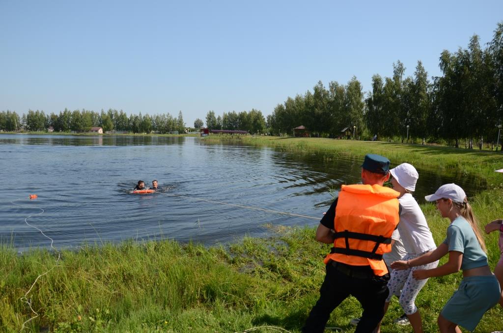 В Славгороде спасатели обучают детей плаванию и применению спасательных средств