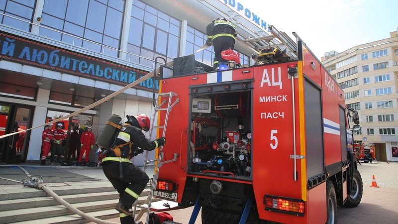 Спасатели провели тактико-специальные учения в культурно-спортивном центре БелЖД в Минске