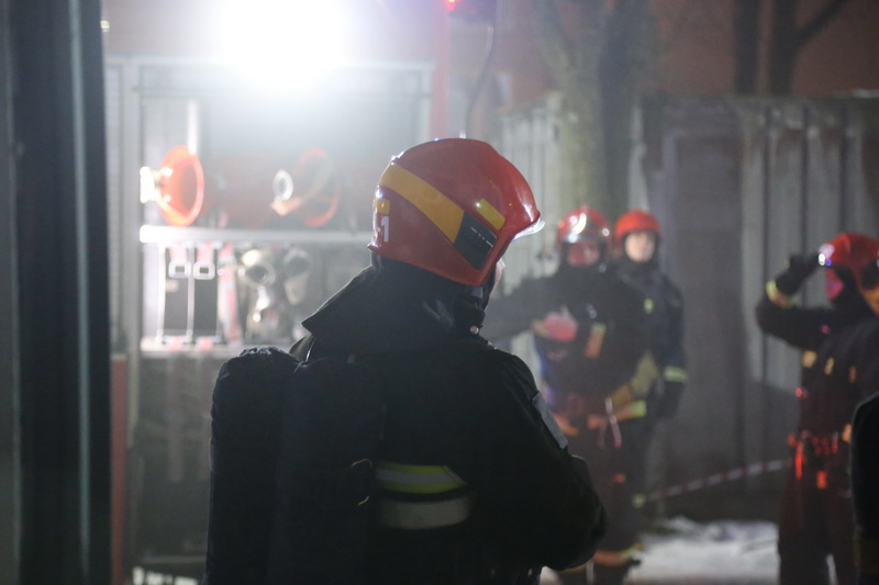 Пожар в столичном общежитии: работники МЧС спасли женщину, еще 70 человек эвакуированы