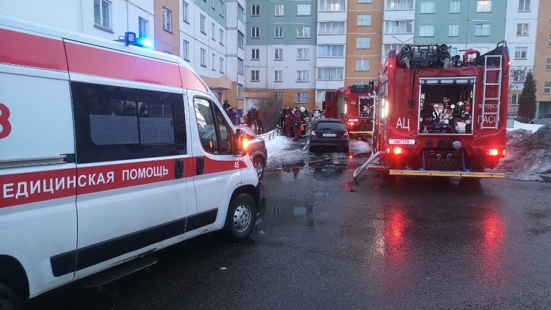 В Витебске загорелась квартира: работники МЧС спасли женщину и подростка 