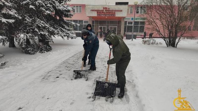 Безопасность от снега и наледи: курсанты МЧС пришли на помощь в уборке территории столичной больницы № 10