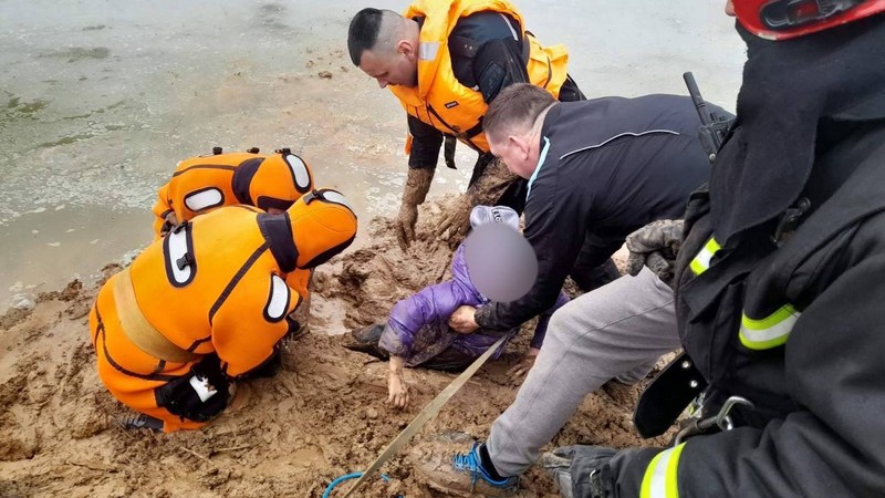 В Минске работники МЧС и очевидцы спасли маленьких девочек из грязевой ловушки