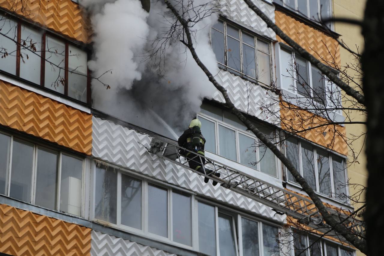 В столичной многоэтажке горел балкон: работники МЧС спасли 3 человека