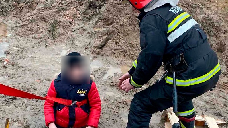 Столичные спасатели пришли на помощь юному минчанину, который застрял в грязи