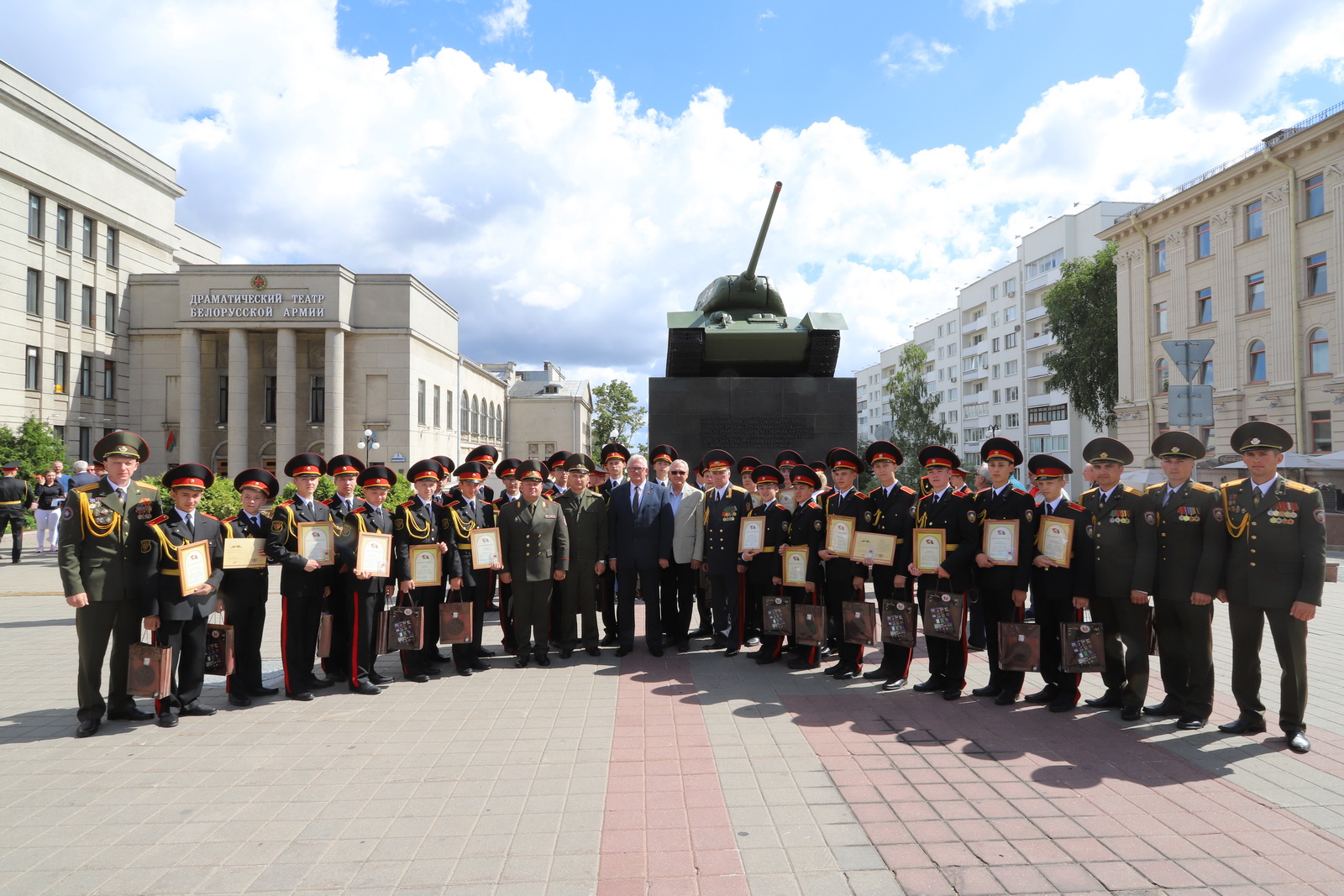 Лицеистов МЧС  -  участников парада чествовали в Доме офицеров 