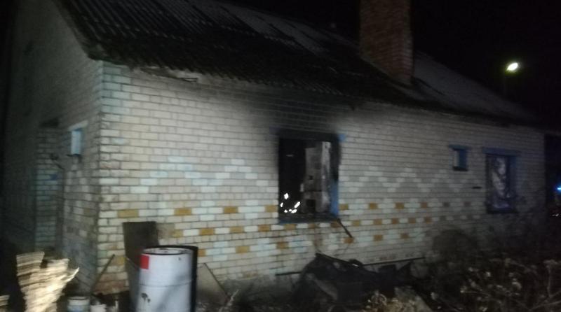 На пожаре в Солигорском районе работники МЧС спасли троих человек