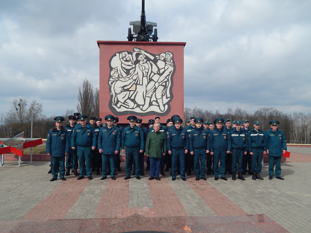 Работники Мозырского подразделения МЧС посетили мемориальный комплекс «Курган Славы»