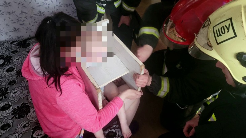 В Полоцке голова ребенка застряла в табуретке: на помощь пришли спасатели 