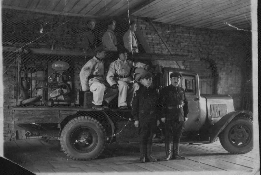 с1952 по 1958 начальник пожарной охраны Яков Захарьяш с боевым расчетом.jpg