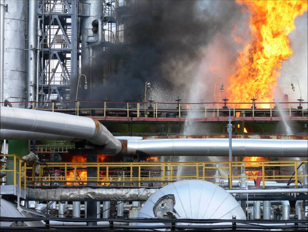 Пожар на технологической установке атмосферная вакуумная трубчатка-2 ОАО Нафтан 2006 год фото 2.jpg