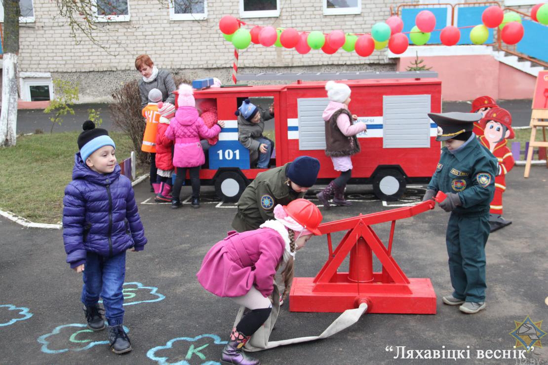 Пожарная площадка. Детский пожарный площадки. Детская площадка безопасность. Тематические площадки по безопасности. Пожарные в саду.