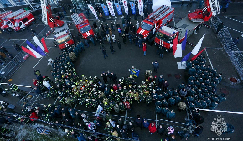 Столичные спасатели покорили «Вертикальный вызов» в Санкт-Петербурге