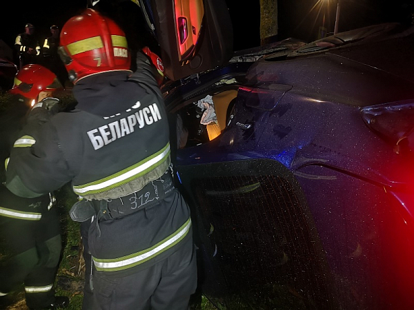 ДТП в Витебске: работники МЧС спасли водителя и пассажира