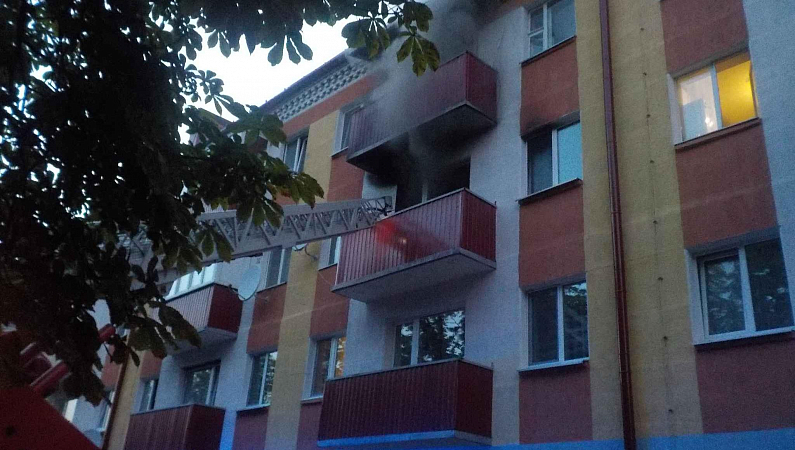 В Бобруйске работники МЧС спасли мужчину из горящей квартиры