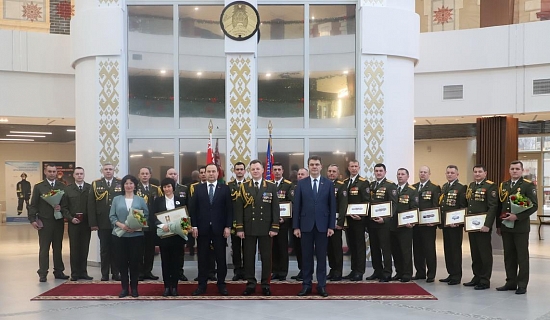 Премьер-министр вручил сертификаты на 58 единиц техники МЧС и награды спасателям