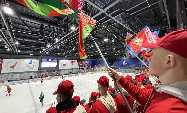 Курсанты МЧС поддержали хоккейную команду Президента Беларуси в матче любительского турнира