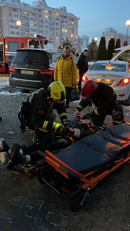 Девушка упала на козырек дома в Минске: помогали спасатели и медики