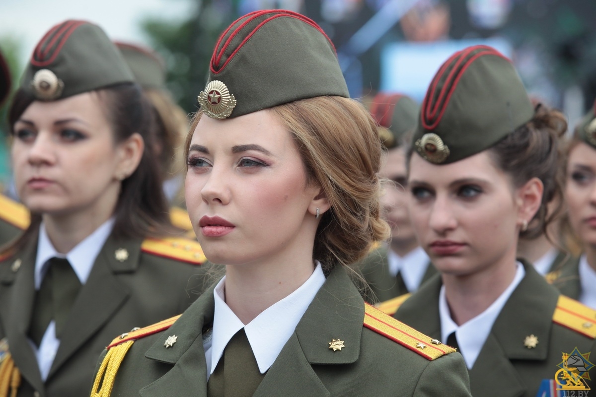 Женщина офицер. Девушки Беларуси в военной форме. Белорусские девушки в армии. Женская парадная Военная форма.